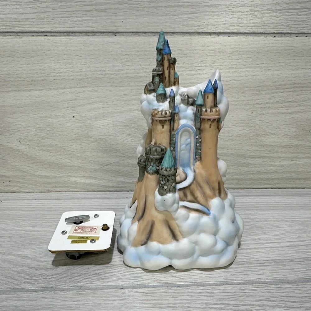 The San Francisco Music Box Co Camelot Castle Wind-Up Music Box 1991 *Defects*